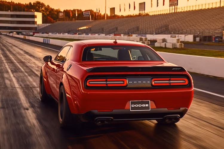 Hiện tại, Dodge chưa công bố giá bán Challenger Demon tuy nhiên theo nhiều nguồn tin nội bộ, giá bán của xe nhiều khả năng cũng sẽ chỉ vào khoảng trên dưới 100.000 USD. Tuy nhiên, khách hàng phải thật nhanh tay mới có thể sở hữu Demon khi Dodge chỉ định dành 3000 chiếc cho thị trường Mỹ và 300 chiếc còn lại cho Canada.
