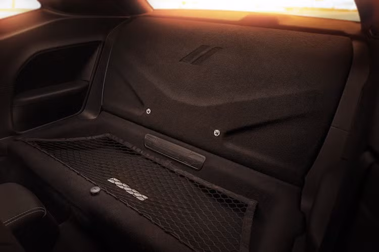 Trong trường hợp khách hàng muốn có đầy đủ các ghế ngồi, Dodge cũng có thể lắp lại mỗi ghế với giá 1 USD. Ngược lại, những "tay đua" drag không chuyên cũng có thể lắp ở phía sau lưng ghế trước một bộ khung gia cường, không chỉ tăng cường độ cứng chống xoắn của thân xe mà còn tạo điểm bắt dây đai an toàn 4 điểm.