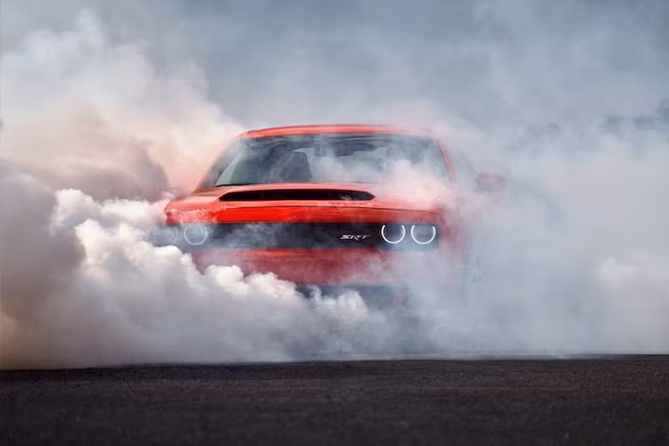 Động cơ cực mạnh cũng khiến Challenger Demon trở thành chiếc xe thương mại đầu tiên có thể "bốc đầu" khi "đề pa", dù các bánh trước chỉ cách mặt đường 0,89 m. Nó cũng là chiếc xe sản xuất hàng loạt có lực gia tốc lớn nhất Thế giới khi đạt tới 1,8G. Không chỉ "dũng mãnh" trên đường thẳng, nhờ có hệ thống treo với các giảm xóc có thể điều chỉnh, Challenger Demon còn nhanh nhạy cả trên đường đua với các góc cua.
