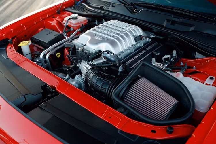 Bên dưới nắp ca-pô, khối động cơ 6,4l V8 của Hellcat đã tiếp tục được Dodge nâng cấp trên Challenger Demon bằng cách lắp bộ siêu nạp dung tích 2,7l với áp suất nén tăng từ 11,6 lên thành 14,5 psi, kèm theo những thay đổi bên trong như piston, tay biên, xú páp, bơm nhiên liệu và nâng số vòng tua máy tối đa từ 6200 lên thành 6500 vòng/phút.