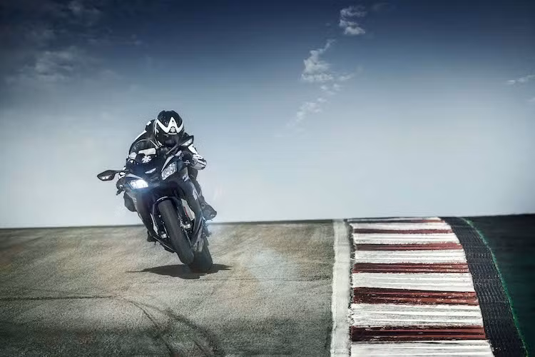 Với mức giá 649 triệu đồng Kawasaki Ninja ZX-10RR được xem là sẽ đắt ngang với nhiều mẫu xe ôtô hạng B trên thị trường Việt Nam hiện nay, nếu khách hàng bỏ ra số tiền này có thể mua được một chiếc sedan Suzuki Ciaz mới mà vẫn dư tiền để sắm thêm xe tay ga Honda SH Mode 2016.
