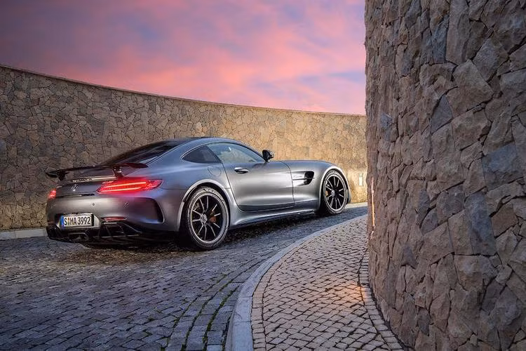 Ngoài ra, những điểm mới khác của AMG GT R bao gồm các khe hút gió và tản nhiệt lớn hơn trên thân xe, cánh đuôi cố định cùng cánh khuếch tán không khí kép ở phía sau, mâm trọng lượng nhẹ 10 cánh đường kính 20 inch và lốp Michelin Cup 2.