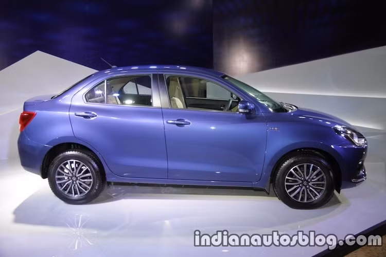 Dzire có chiều dài tổng thể 3995 mm, rộng 1735 mm, cao 1515 mm và khoảng sáng gầm khá lớn 173 mm. Phần thân của chiếc xe được thiết kế khác biệt so với Swift hatchback và phần nào đó gợi nhớ về dòng sedan cũng nằm trong phân khúc B của Suzuki là Ciaz. Bộ mâm 8 cánh kép 15 inch khiến Dzire có vẻ ngoài cao cấp hơn.