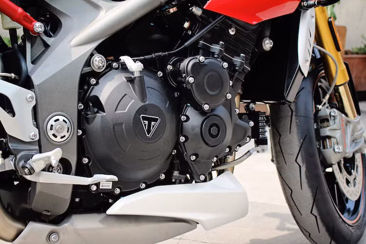 Thay đổi quan trọng nhất trên 2016 Speed Triple R đó là động cơ của xe đã có tới hơn 100 chi tiết mới, trong đó có những chi tiết quan trọng như ECU, piston, buồng đốt, nắp quy lát, côn, bơm nhiên liệu... Đúng như tên gọi và truyền thống của dòng xe, động cơ này vẫn có dạng 3 xi-lanh thẳng hàng DOHC 12 van với dung tích 1050 cc.