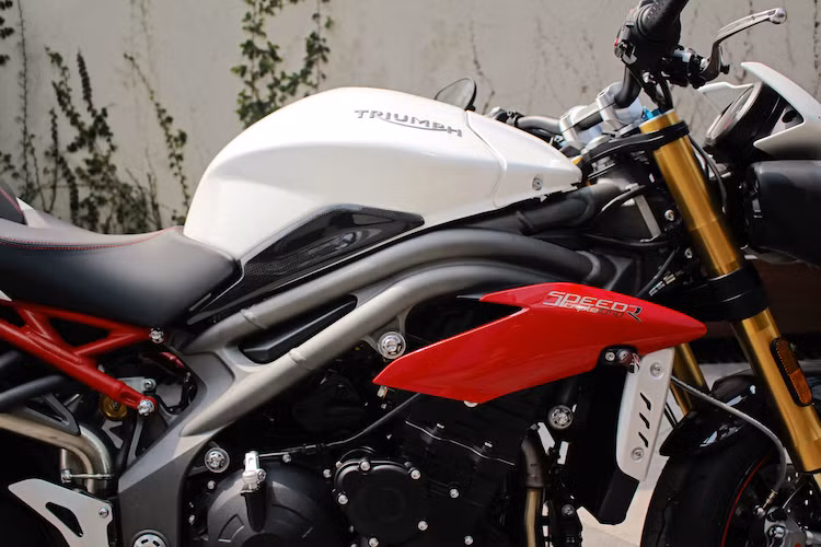 Bình xăng của Speed Triple R 2017 có thiết kế mới so với thế hệ cũ, có thể tích 15,5 lít. Tương tự, cặp ốp hai bên thân xe, dưới bình xăng cũng được thiết kế lại sắc sảo hơn. Cặp đèn xi-nhan ở hai bên thân xe của phiên bản mới cũng được nâng cấp lên đèn LED và có kích thước nhỏ gọn hơn nhiều so với thế hệ Speed Triple thứ 4.