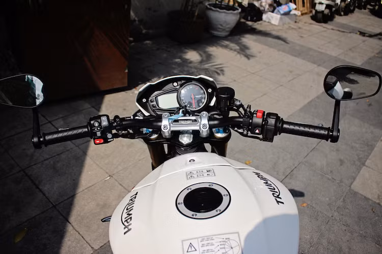 Tay lái của Speed Triple có ghi-đông cao và rộng theo đúng phong cách streetfighter, với cặp gương hậu gắn gù hai bên gọn gàng. Cùm công tắc trái gồm các nút chức năng, trong khi bên phải là công tắc đề và nút đèn cứu hộ. Cùm phanh của xe cũng là loại "hàng hiệu" của hãng Brembo.