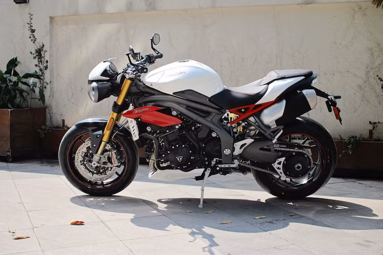 Về công nghệ, Speed Triple R 2017 cũng được nâng cấp với bướm ga điện tử, hệ thống điều khiển lực kéo, hệ thống lái 5 chế độ Rain (đường ướt), Road (đường bình thường), Sport (thể thao), Track (đường đua) và Rider (người dùng tự cài đặt). Người lái cũng có thể tùy ý bật tắt hệ thống ABS 2 kênh và độ can thiệp của hệ thống điều khiển lực kéo.