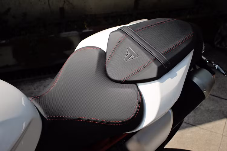 Phần đuôi của Speed Triple R được thiết kế vuốt cao giống như những chiếc sportbike đầy chất thể thao. Chiều cao yên của xe tới mặt đất là 825 mm, trong khi trọng lượng khô của Speed Triple R đạt 192 kg. Dù là dòng xe dành cho châu Âu nhưng những người Việt cao trên 1m70 vẫn "nài" Speed Triple R khá dễ dàng với tư thế ngồi thoải mái và 1 chân có thể chống hoàn toàn trên mặt đất.