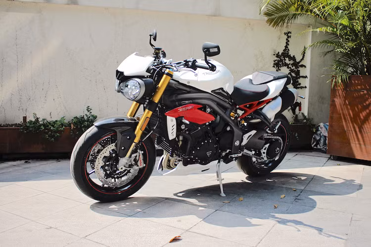 Tại Việt Nam, dù Triumph không có nhà phân phối chính hãng nhưng "tên tuổi" của dòng xe này vẫn được dân chơi môtô biết tới bởi cảm giác điều khiển cực kỳ kích thích so với các dòng naked bike PKL cùng dung tích, thậm chí còn được đánh giá là khá "hỗn". Được bán với 2 phiên bản là S và R, Triumph Speed Triple R hiện tại là bản cao nhất của dòng xe, sử dụng những phụ tùng "hàng hiệu".
