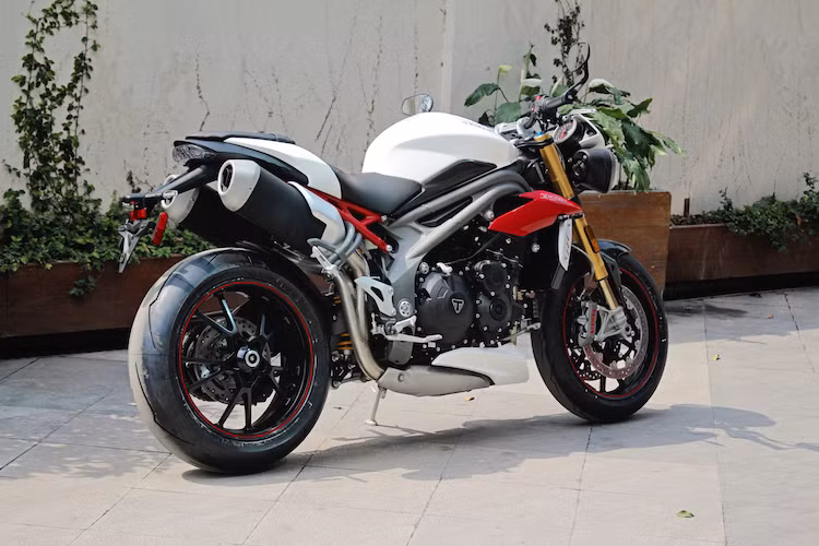 Là phiên bản thể thao của dòng xe, Speed Triple R được trang bị sẵn cặp lốp Pirelli Diablo Supercorsa với diện tích tiếp xúc tối đa nhờ vân tia sét đặc trưng. Lốp trước của xe sử dụng bản 120/70/17, trong khi lốp sau có bản rộng 190/55/17. Tại Việt Nam, các dòng Street và Speed Triple có số lượng không nhiều, trong đó lượng xe hải quan chính ngạch, giấy tờ đầy đủ còn hiếm hơn.
