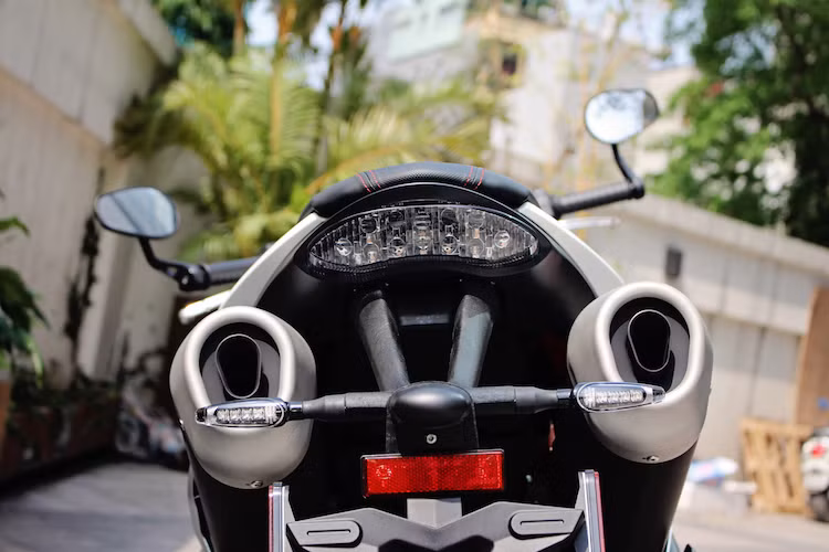 Giống như những thế hệ Speed Triple trước đây, phiên bản R có hệ thống xả vắt cao, nằm ngay bên dưới đuôi xe. Tiếng nổ phát ra từ cặp pô nguyên bản của Speed Triple R có âm lượng thậm chí còn nhỏ hơn tiếng rít động cơ đặc trưng của dòng xe này. Ở phía sau, cụm đèn hậu và cặp xi nhan của xe đều sử dụng công nghệ LED.