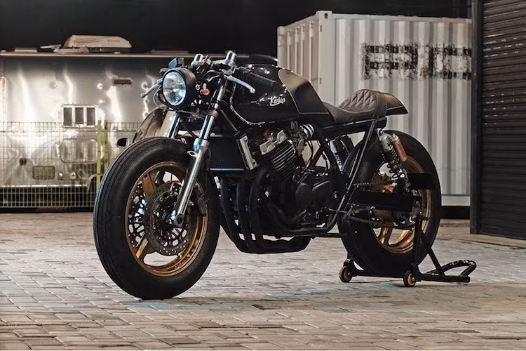 Không chỉ tại Việt Nam, mẫu xe môtô Honda CB400SF còn được ưa chuộng tại nhiều nước châu Á khác. Với mong muốn sở hữu một chiếc cafe racer cổ điển và đậm nét nghệ thuật, một họa sĩ tới từ Singapore đã cất công gửi một chiếc CB400SF đời đầu tới xưởng độ Kerkus Motorworks ở Malaysia để tiến hành "lột xác" chiếc xe.