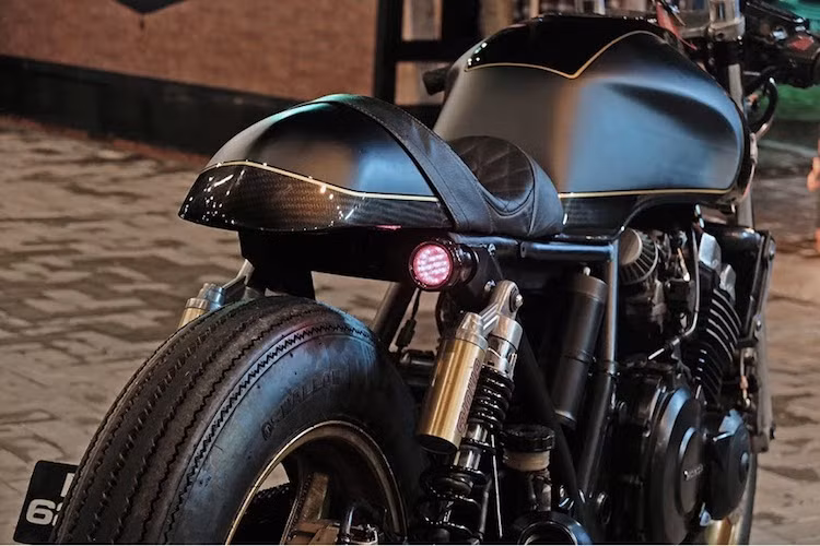 Cùng với hệ thống điện được giấu gọn, chiếc naked bike rất phổ biến tại châu Á là Honda CB400SF đã "lột xác" hoàn toàn dưới bàn tay của xưởng độ Kerkus với kiểu dáng cafe racer tối giản hết mức có thể, tạo cho xe vẻ đẹp cổ điển nhưng vẫn đậm chất thể thao.