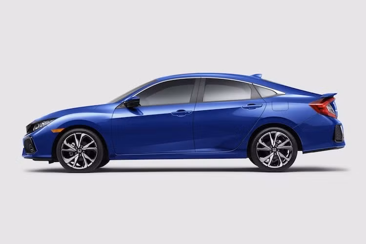 Ở hai bên thân xe, Civic Si sở hữu bộ mâm 18 inch 5 cánh kép 2 tông màu với thiết kế đẹp mắt hơn. Bao xung quanh bộ mâm là lốp 235/40 R18 thể thao, trong khi ở phía sau bánh trước là hệ thống phanh đĩa với đường kính lên tới 12,3 inch.
