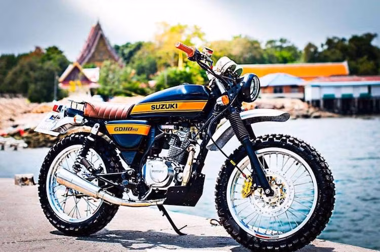 Được bán chính hãng tại thị trường Việt Nam, mẫu xe môtô Suzuki GD110 côn tay có giá chỉ 28,5 triệu đồng đã được ra mắt từ năm 2016. Tuy nhiên tại các thị trường khác trong khu vực như Thái Lan, mẫu xe này đã được bán ra từ khá lâu và được nhiều người chơi xe độ lại.