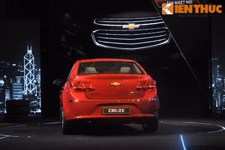 Đặc biệt nếu so với Mazda 3 - mẫu xe bán chạy nhất phân khúc C hiện nay, doanh số của Cruze chỉ bằng gần 1/3 nếu tính riêng trong tháng 3 và gần 1/4 nếu tính toàn quý 1/2017. Chỉ tính riêng trong tháng 3, Mazda 3 đã bán được 962 chiếc - lớn hơn tổng doanh số toàn quý của Chevrolet Cruze và đạt tổng cộng 3134 chiếc nếu tính từ tháng 1 tới tháng 3/2017.