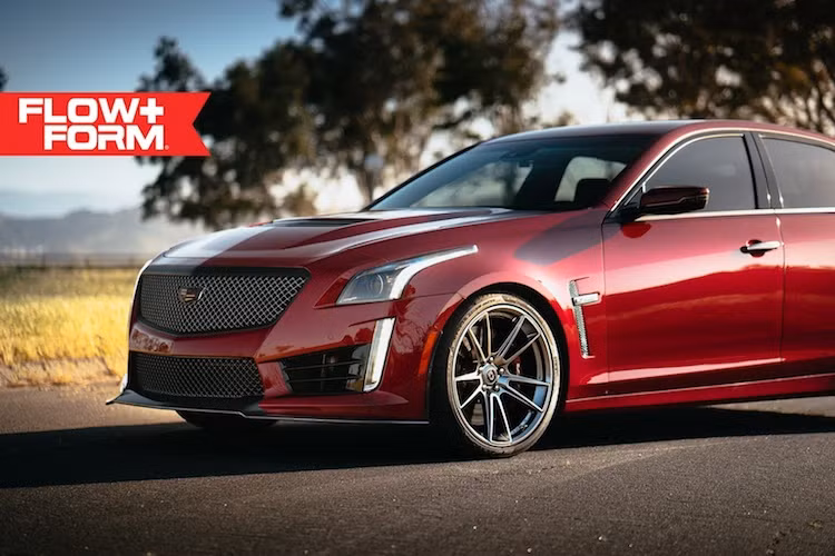 Những chiếc xe sang Cadillac thường có kiểu dáng khá "già" tuy nhiên với thế hệ CTS mới nhất, chiếc xe đã được "trẻ hóa" bởi các đường nét sắc sảo và hệ thống đèn LED. Phiên bản CTS-V thể thao thậm chí còn thể thao và mạnh mẽ hơn khi được trang bị bộ bodykit thiết kế mới, nắp ca-pô dập nổi với khe tản nhiệt tương tự mẫu xe thể thao Chevrolet Corvette và "mang cá" sau hốc bánh trước.