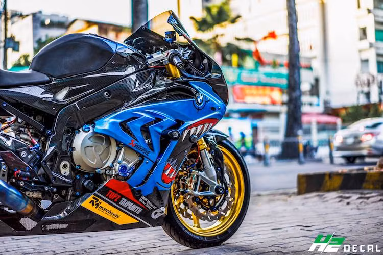 Tương xứng với biệt danh "cá mập" được dân chơi xe đặt cho, chiếc siêu môtô BMW S1000RR đã được một biker tại Sài Gòn dán toàn thân với hình ảnh loài cá mập và trang bị loạt đồ chơi "khủng".