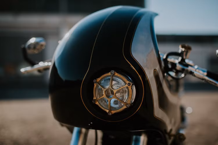 Trên bản độ này, hãng Customcreations đã "lột bỏ" toàn bộ dàn thân vỏ nguyên bản của Ducati Monster S2R và thay vào đó là các chi tiết do những nghệ nhân ở xưởng chế tạo thủ công. Bộ quây gió phía trước, bình xăng và đuôi của chiếc xe đều được cắt, gò, bẻ góc và hàn TIG bằng tay từ các tấm nhôm dày 2..