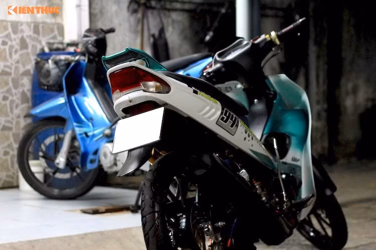 Hiện nay ở Malaysia, một chiếc Yamaha 125ZR có giá 7700 Ringgit (tương đương 41,639 triệu đồng). Tại Hà Nội, một số cửa hàng nhập khẩu xe hiện đang bày bán mẫu xe này "thét giá" lên đến 200 triệu đồng. Chỉ với một số món phụ tùng và dàn tem đấu mới, một biker Việt đã tăng thêm sự hấp dẫn cho xế nổ 2 kỳ Yamaha Z125.