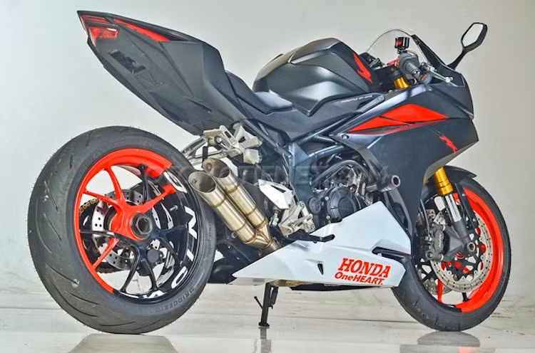 Thuộc phân khúc sportbike phân khối lớn "hạng nhẹ", chiếc Honda CBR250RR đã có ngoại hình "hoành tráng" không thua nhiều siêu môtô nhờ có "dàn chân" từ Ducati Streetfighter.