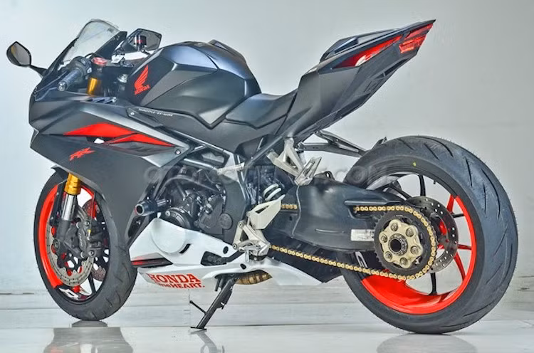 Tuy nhiên, cũng giống như những mẫu xe 250 cc khác, CBR250RR đi kèm cặp mâm có bản khá nhỏ, khiến cho chiếc xe có kiểu dáng phần nào hơi "yếu đuối" hơn. Để khắc phục nhược điểm này, một biker tại Jakarta, Indonesia đã tìm cách độ lại "dàn chân" của chiếc xe bằng các phụ tùng từ những dòng xe môtô phân khối lớn hơn.