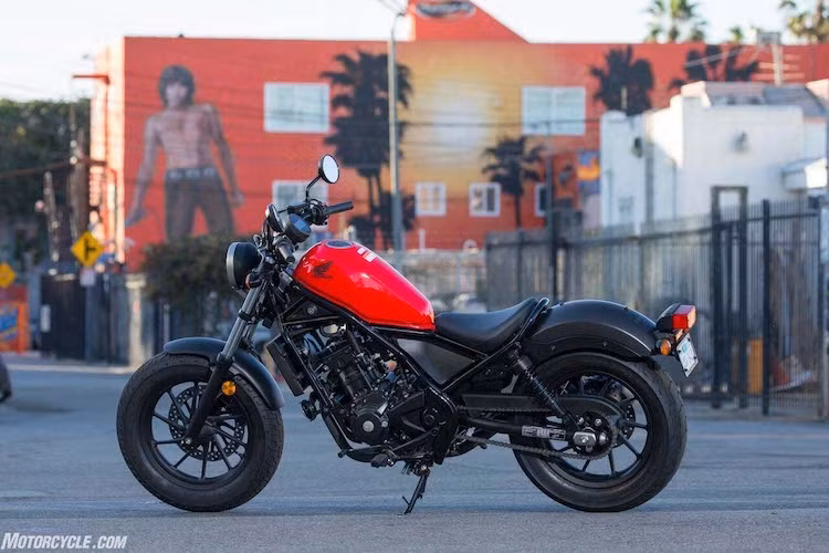 Trong khi thế hệ Rebel 250 đầu tiên có kiểu dáng cruiser thuần khá "già" thì với phiên bản 2017, Honda đã thiết kế chiếc xe trở nên trẻ trung hơn, dựa trên nền tảng chiếc sportbike Honda CBR250R. Với chiều rộng chỉ 820 mm, yên sau dễ dàng tháo rời, dè ngắn và bình xăng thiết kế nhỏ gọn, chiếc xe thậm chí còn mang phong cách bobber đầy "chất chơi".