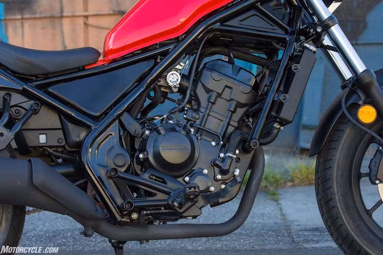 Dựa trên CBR250R, Rebel 250 cũng sở hữu khối động cơ xi-lanh đơn DOHC, phun nhiên liệu điện tử nhưng có hành trình xi-lanh 55 mm và đường kính trái piston 76 mm. Động cơ này giúp chiếc xe đạt công suất 26 mã lực và mô-men xoắn cực đại 22 Nm.