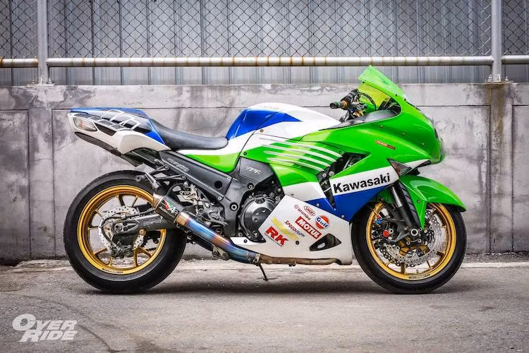 Dù ở dạng nguyên bản, ZX-14R vốn đã là một siêu môtô với hiệu năng vận hành cực đỉnh nhưng khi rơi vào tay những "dân chơi", họ có thể tìm cách để độ lại mẫu xe này trở nên hoàn hảo hơn nữa. Bằng cách trang bị một loạt các phụ tùng đỉnh cao, xưởng độ Power Lube ở Thái Lan đã tạo ra bản độ ZX-14R với tên gọi "Heavy Weapon" (vũ khí hạng nặng).
