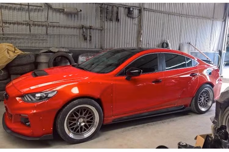 Điểm đặc biệt của bản độ này đó bộ widebody "hàng thửa" giúp nới rộng các vòm bánh và đem tới cho chiếc xe vẻ thể thao hơn. QS Performance đã lấy cảm hứng từ các gói widebody cho những dòng xe Nhật Bản của hãng Rocket Bunny để thiết kế ra bộ widebody này. Bên cạnh đó, chiếc xe còn được trang bị bộ mâm độ nhiều nan đẹp mắt.