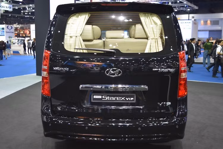 Tại thị trường Thái Lan, Grand Starex được bán với 2 phiên bản là Premium và VIP và có giá không rẻ. Trong đó, bản Premium được bán với giá lên tới 1,9 triệu Baht (tương đương 1,25 tỷ đồng) và bản VIP có giá 2 triệu Baht (1,31 tỷ đồng).