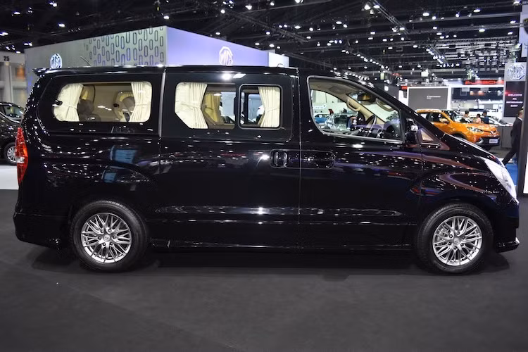 Giống như các phiên bản thường, Grand Starex cũng được trang bị động cơ diesel 4 xi-lanh thẳng hàng tăng áp, có công suất tối đa 175 PS và mô-men xoắn cực đại 441 Nm. Sức mạnh này được truyền tới các bánh xe thông qua hộp số tự động 5 cấp.