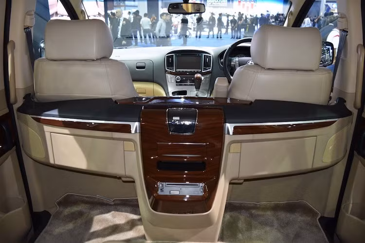 Trang bị tiện nghi ở khoang phía sau cũng "không phải dạng vừa" khi Hyundai đã lắp cho Starex một bảng táp-lô riêng kèm hệ thống thông tin giải trí độc lập, ẩn giấu màn hình giải trí LCD 22 inch với độ phân giải Full HD. Ngoài ra, hàng ghế thứ 3 còn có thêm màn hình 13,3 inch full HD gắn ở trên trần.