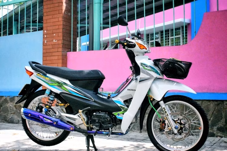 Không chỉ đơn thuần là phương tiện đi lại, Honda Wave Alpha cũng được không ít người chơi xe Việt Nam độ lại theo nhiều phong cách khác nhau, trong đó quen thuộc nhất là độ kiểng. Để khiến chiếc xe số phổ thông Wave Alpha của mình hấp dẫn hơn, một biker Sài Gòn đã đầu tư trang bị cho chiếc xe loạt "đồ chơi" hàng hiệu, khiến nó trở nên bắt mắt hơn.