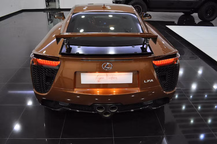 Được sản xuất vào năm 2012, chiếc Lexus LFA của đại gia Ả Rập này có số thứ tự sản xuất 95/500 và là chiếc duy nhất trên Thế giới có màu nâu ánh ngọc. Chính vì vậy nó đang được rao bán với giá lên tới 645.000 USD (tương đương 14,6 tỷ đồng) - đắt gần gấp đôi một chiếc LFA mới tinh khi dòng xe này còn được bán.