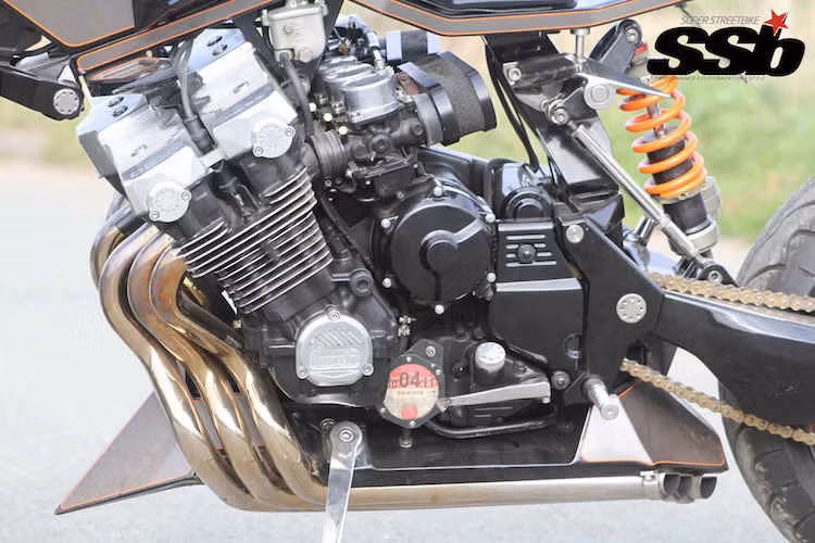 Trên bản độ này, ngay cả khung xe nguyên bản của CBX1000 cũng đã bị loại bỏ. Thay vào đó Larry đã tự thiết kế và chế tạo cho chiếc xe một bộ khung hoàn toàn mới. Bộ khung này cũng giúp phô diễn hoàn toàn độ "khủng" của khối động cơ 6 xi-lanh thẳng hàng.