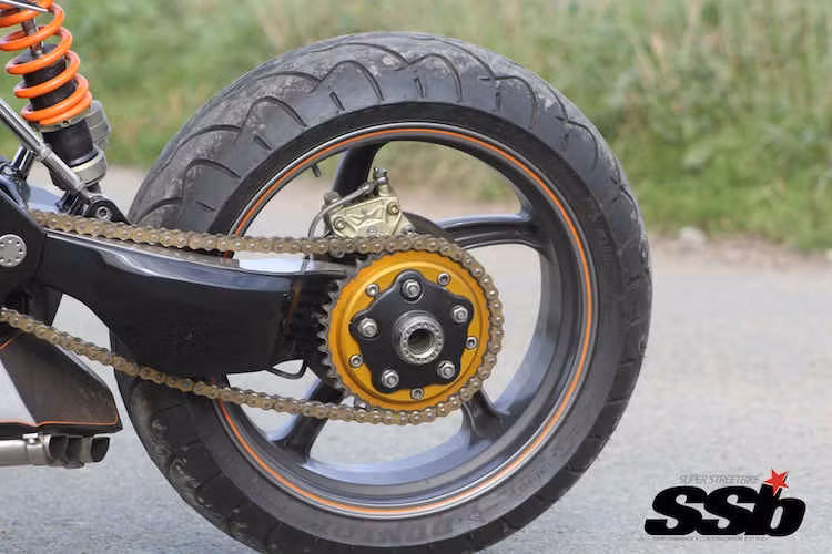 Một chiếc Ducati 916 đã "hi sinh" cặp mâm Marchesini và bộ gắp đơn phía sau cho chiếc CBX1000 của Larry. Với bộ phanh Brembo cho cả 2 bánh, chiếc xe có thể dừng lại một cách an toàn ở tốc độ cao.