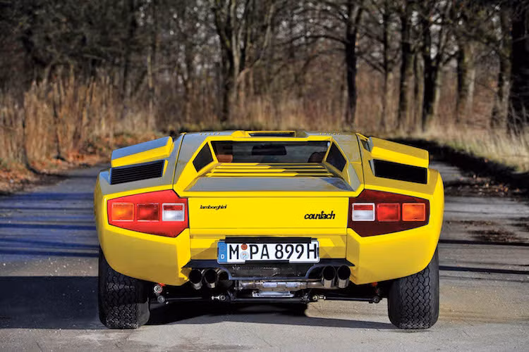 So với các phiên bản sau này, Countach LP400 thế hệ đầu tiên có thiết kế ít góc cạnh, đơn giản và tinh tế hơn. Nhiều đặc điểm của chiếc xe hiện vẫn tiếp tục được ứng dụng trên các siêu xe Lamborghini hiện đại nói riêng và siêu xe nói chung như cửa cắt kéo, kiểu dáng hình nêm, khoang lái dồn về phía trước để có chỗ lắp động cơ "khủng" nằm giữa...