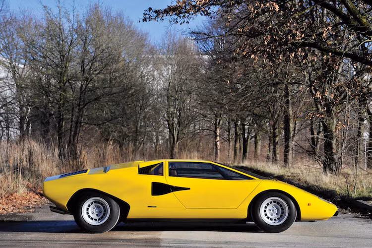 Khác với những chiếc Lamborghini khác với tên gọi liên quan tới bộ môn đấu bò, tên gọi Countach của chiếc xe là từ địa phương cảm thán của người dân vùng Piedmont phía Tây bắc nước Ý, với ý nghĩa là "Thiên đường", ám chỉ sự tuyệt vời. Phiên bản thử nghiệm đầu tiên của chiếc xe xuất hiện lần đầu tại triển lãm Geneva năm 1971.