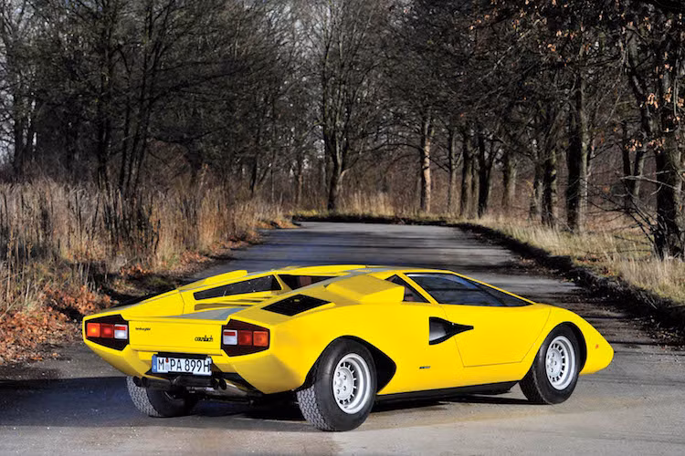 Khi ra mắt, Countach đã gây ấn tượng cực mạnh bởi thân xe thiết kế hình nêm cực thấp, rộng và những đường nét góc cạnh. Countach cũng là mẫu Lamborghini đầu tiên sử dụng cửa cắt kéo kiểu mở lật. Loại cửa này đã trở thành "thương hiệu" của hãng siêu xe Lamborghini và chỉ được dùng cho các dòng siêu xe hàng đầu của hãng từ trước tới nay. Tới năm 1974, Countach chính thức được đưa lên dây chuyền sản xuất.