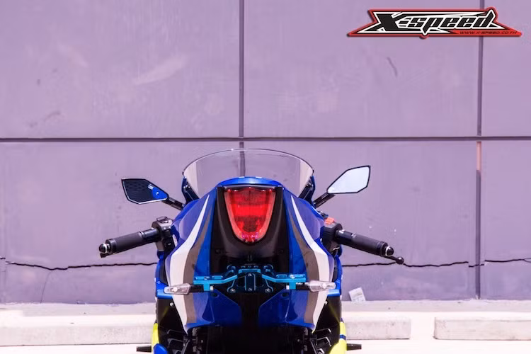 Thay vì yên cho người ngồi sau, hãng phụ tùng Thái Lan đã lắp ốp yên solo phong cách thể thao cho GSX-R150. Phần đuôi của chiếc xe càng trở nên kích thích hơn với pát biển số rút gọn của X-Speed, tạo thành dáng "vuốt đuôi" hấp dẫn.