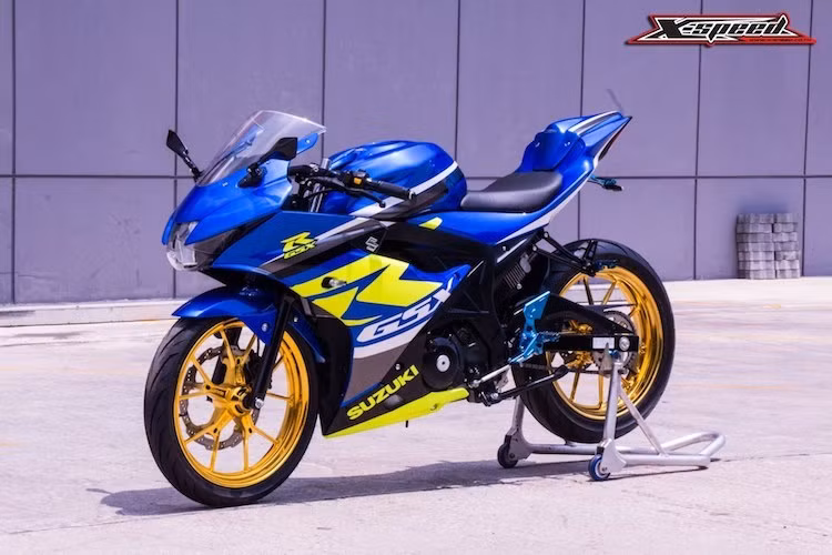 Sau khi ra mắt thị trường châu Âu, mẫu sportbike phân khối nhỏ Suzuki GSX-R150 mới vừa được chính thức ra mắt tại ở thị trường Thái Lan trong khuôn khổ triển lãm xe Bangkok vừa diễn ra. "Chốt giá" khởi điểm 84.900 Baht (tương đương 56 triệu đồng), chiếc xe là đối thủ của Yamaha R15 và Honda CBR150R thế hệ mới.