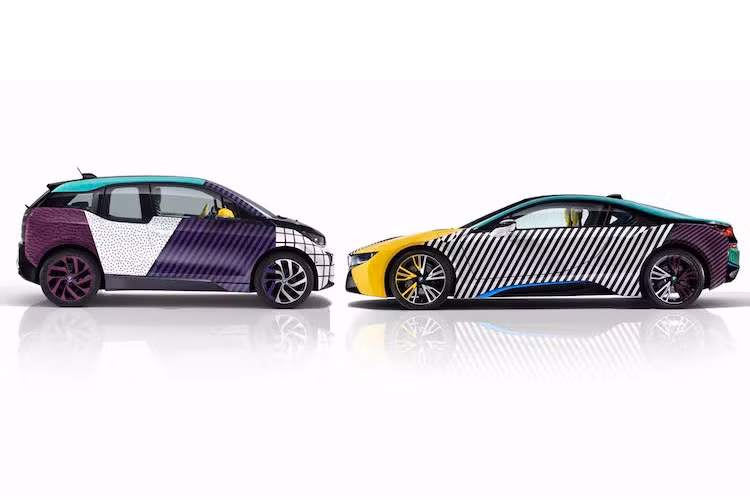Với cặp đôi i3 và i8 mới nhất, BMW cùng Lapo Elkann đã lấy cảm hứng từ phong cách đầy sắc màu của thập niên 80. Ở bên ngoài, cả hai chiếc xe đã có lớp vỏ được sơn những mảng màu đối nghịch rực rỡ. Trên nền sơn là các họa tiết kẻ sọc, caro và vằn khác nhau, tạo cho người xem ảo giác mạnh.