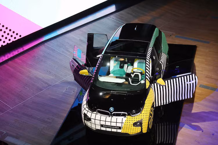 Cả 2 chiếc BMW i3 và i8 đặc biệt này sẽ không được bán ra cho đại chúng. Vào tháng 5 tới, chúng sẽ được hãng xe sang BMW đem tới Mỹ để trưng bày tại lễ hội nghệ thuật Frieze ở New York.