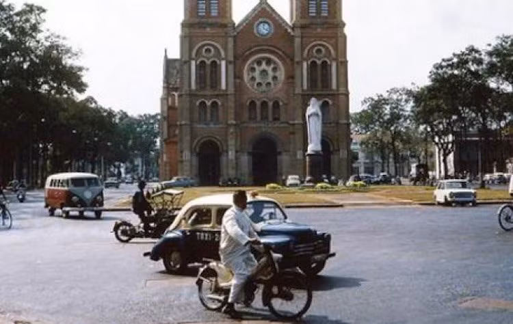 Những thương hiệu xe hơi độc đáo mà bay giờ nó là hàng "hiếm có khó tìm" chạy qua lại phía nhà thờ Đức Bà như Renault 4CV, Volkswagen Bus...