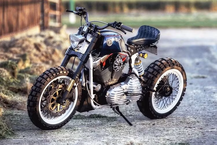 Tuy nhiên, khi độ chiếc Sportster 1200 đời 1997, những người thợ tại hãng độ JSK Moto ở California, Mỹ lại khiến chiếc xe "thoát xác" hoàn toàn. Có tên gọi Cobalt Storm, bản độ sau khi hoàn thành đã thỏa mãn được những yêu cầu của JSK Moto như phải có kiểu dáng cực kỳ hấp dẫn, "không tuổi" và có khả năng offroad nhẹ.