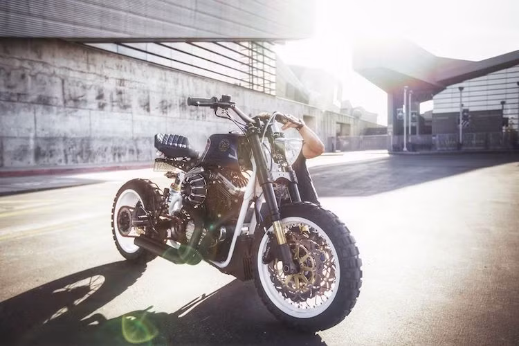 Sau khi độ lại, chiếc Sportster 1200 của hãng JSK Moto đã hoàn toàn "thoát xác" từ một chiếc cruiser để trở thành chiếc Harley-Davidson bản tracker hiệu năng cao. Đặc biệt, chiếc xe cũng có thể nhanh chóng trở thành một chiếc cafe racer đầy phong cách bằng cách thay ghi-đông bằng tay lái clip-on.