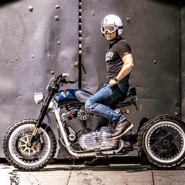 Khối động cơ V-Twin nguyên bản của Harley-Davidson Sportster 1200 đã chỉ được hãng độ xe JSK Moto chỉnh sửa nhẹ phần xăng gió với chế hòa khí FCR, bộ lọc gió của Arlen Ness và và pô Bizzar. Động cơ này còn được trang trí thêm bởi nắp quy-lát và bưởng côn từ Roland Sands Design.