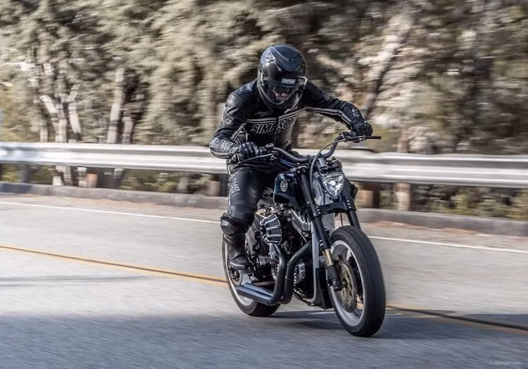 Đúng như tên gọi, bản độ Sportster 1200 của JSK Moto được sơn màu xanh cobalt bởi Air Runner, cùng với những đường trang trí kẻ tay thực hiện bởi nghệ nhân G.Tiki. Để tạo sự tương phản so với màu sơn xanh, bộ niềng bánh xe cùng khung của Cobalt Storm đã được sơn màu trắng tinh khiết.