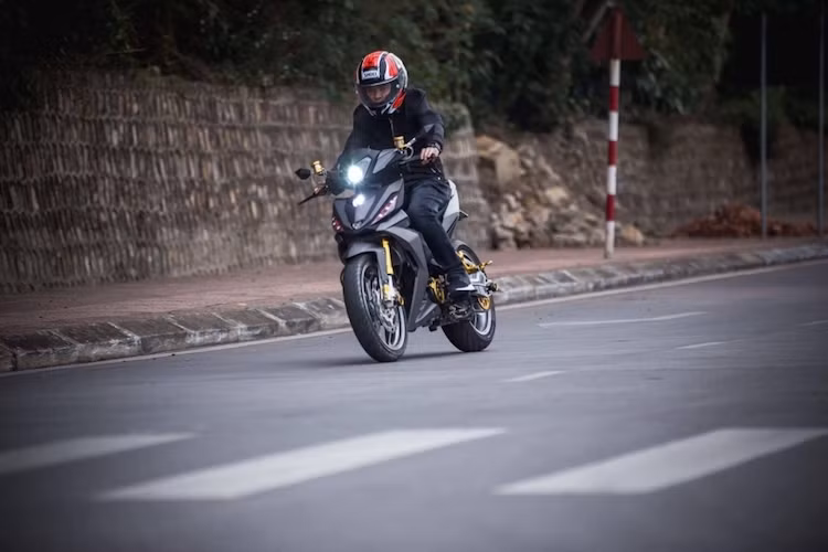 Với "dàn chân khủng" và một loạt các chi tiết độ nổi bật, chiếc xe côn tay underbone Honda Winner 150 của biker Hải Phòng đã có kiểu dáng "ngầu" và khỏe khoắn hơn nhiều so với nguyên bản.
